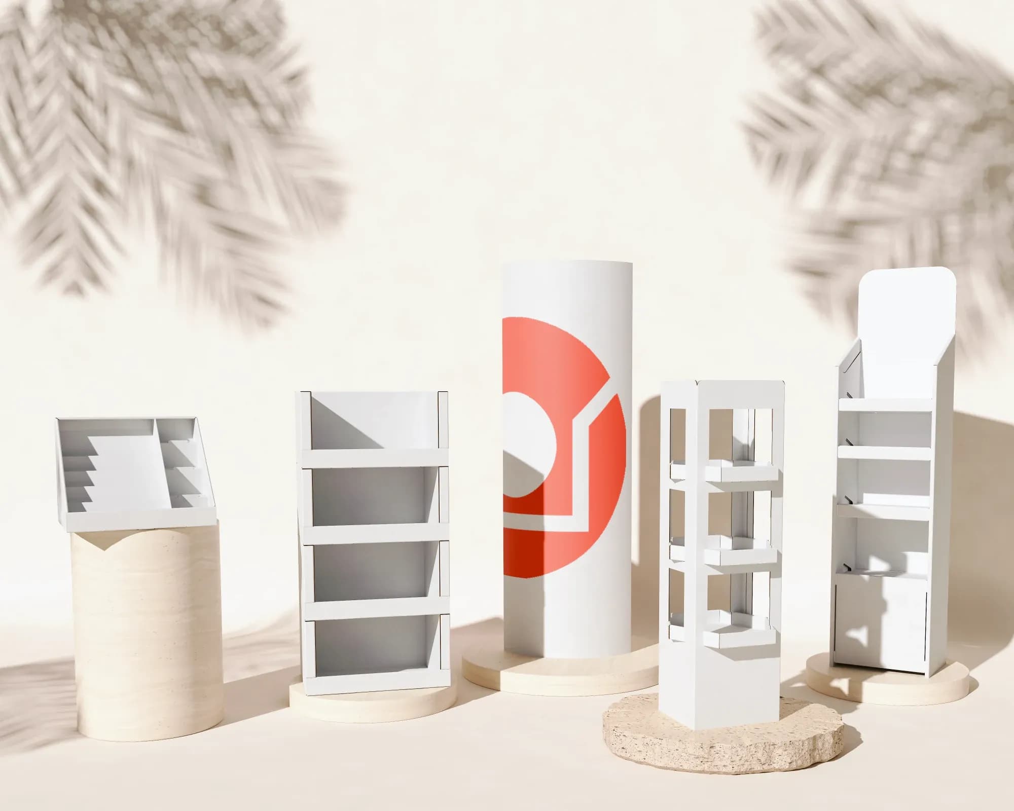 Standy i ekspozytory Legen na podestach: totem reklamowy z logo, stand modułowy, stand naladowy schodkowy, stand 4-kierunkowy i stand pancerny